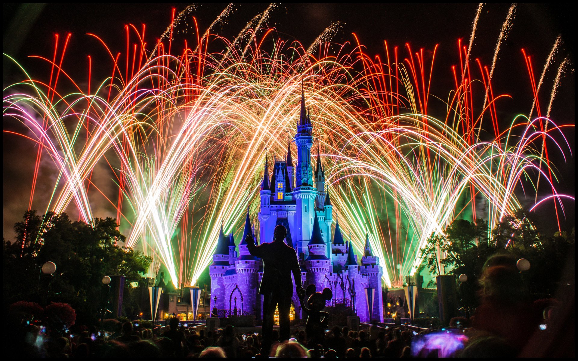 disneyland castello della bella addormentata luci illuminazione fuochi d artificio multicolore vacanza