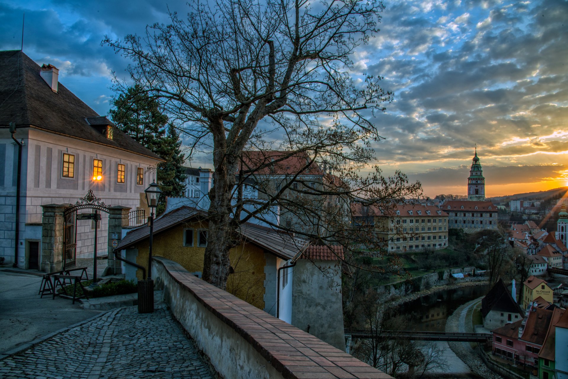 český krumlov république tchèque maisons rue ciel soirée lumières rivière nuages pont