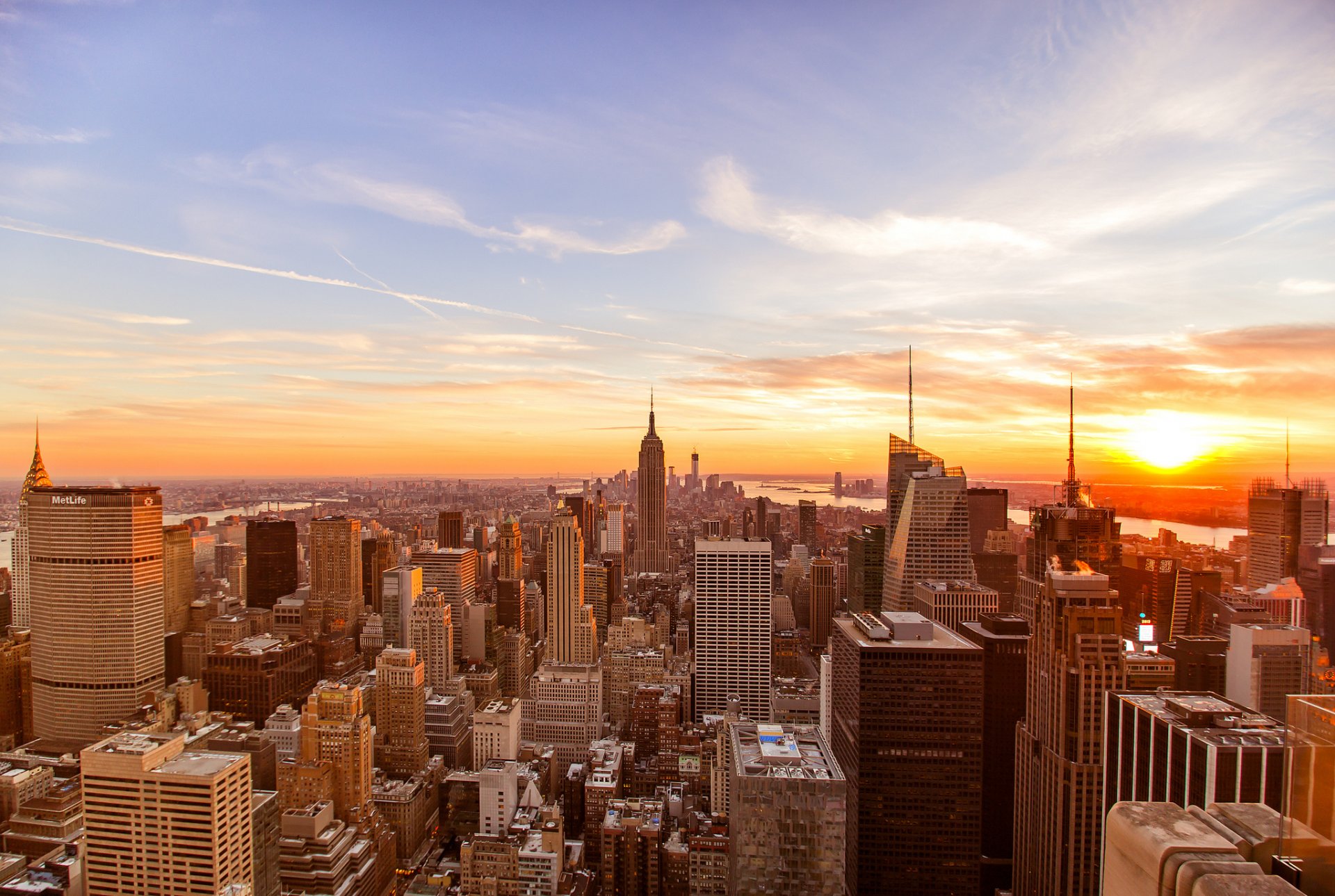 ville métropole new york haut vue vue d ensemble soleil lumière aube ciel nuages gradation couleurs horizon bâtiments vie rythme mouvement hauteur