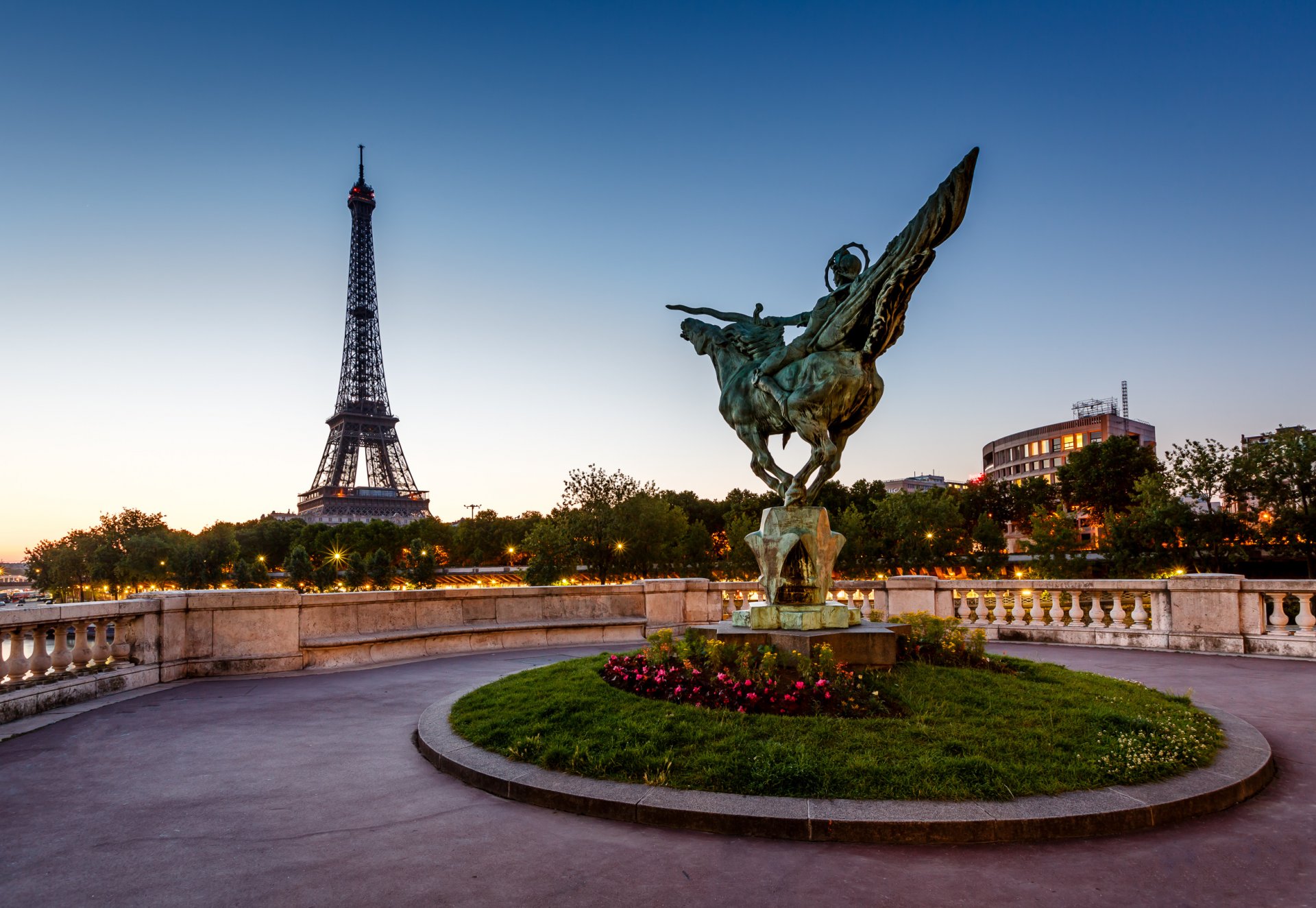 france reborn statue pont de bir-hakeim tour eiffel paris france pont de bir-hakeim statue sculpture