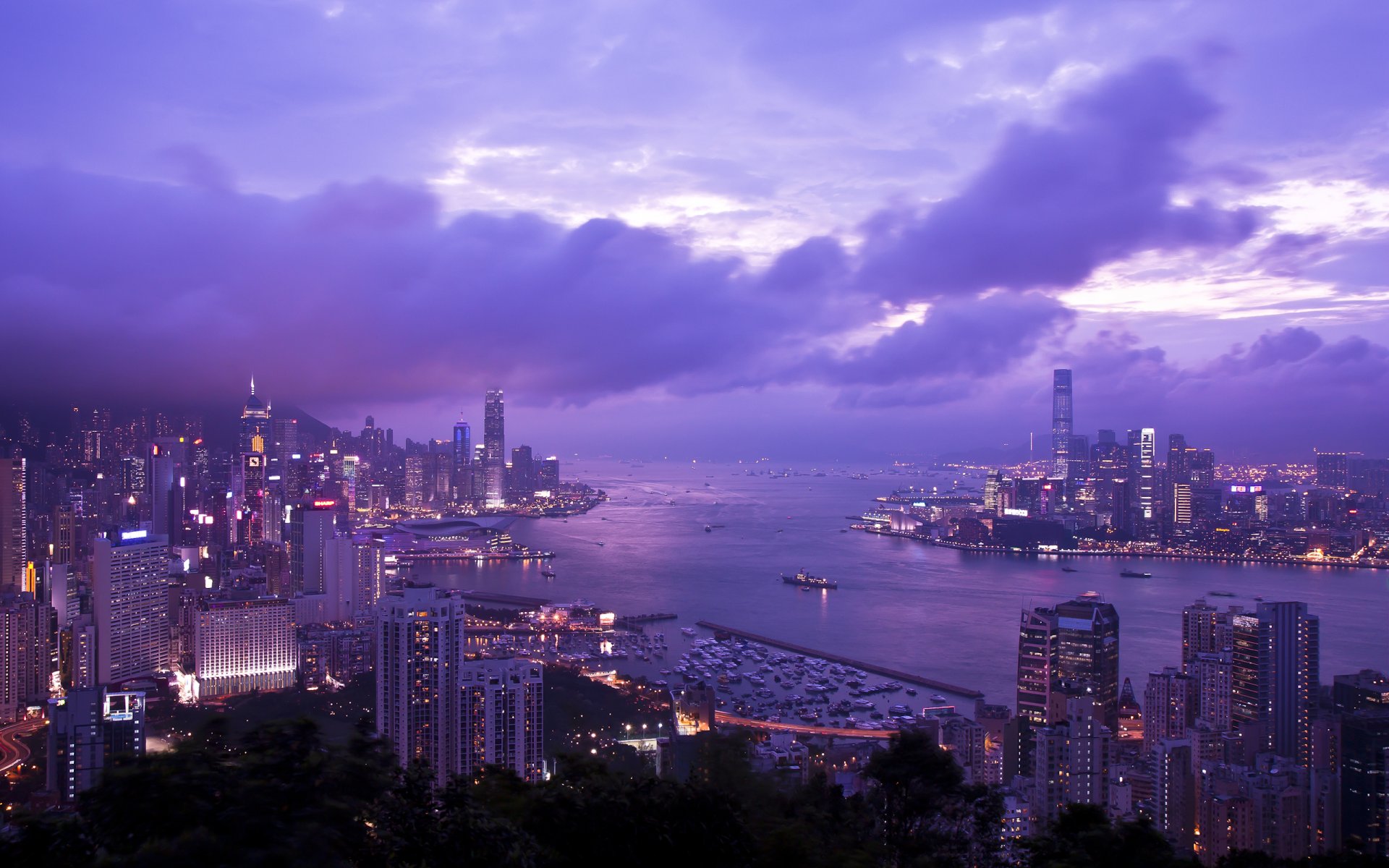 china hongkong bremore hill victoria harbour wolkenkratzer beleuchtung bucht panorama abend flieder himmel wolken