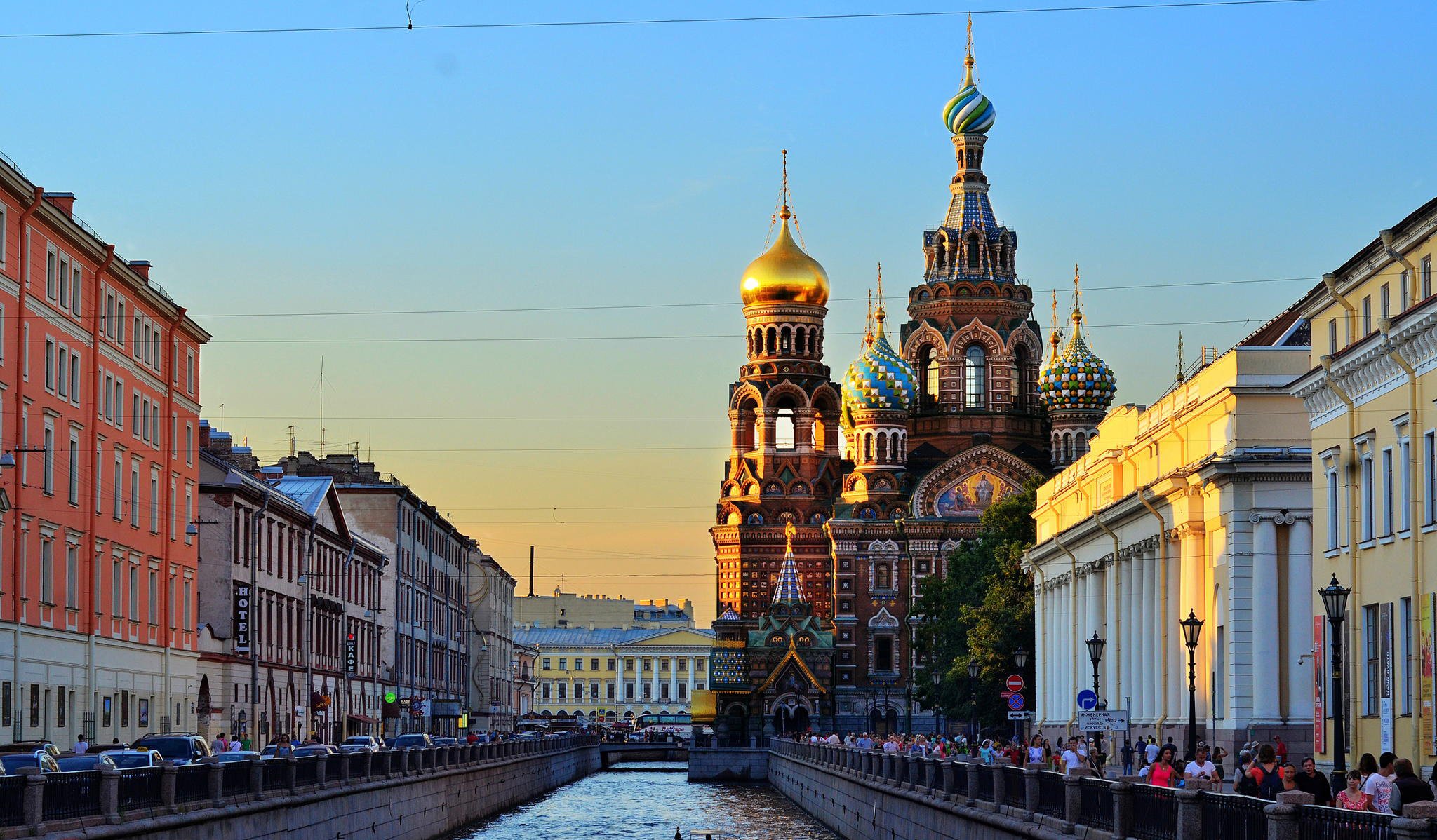 st. petersburg peter russland uferpromenade kanal fluss sabor des erlösers im blut