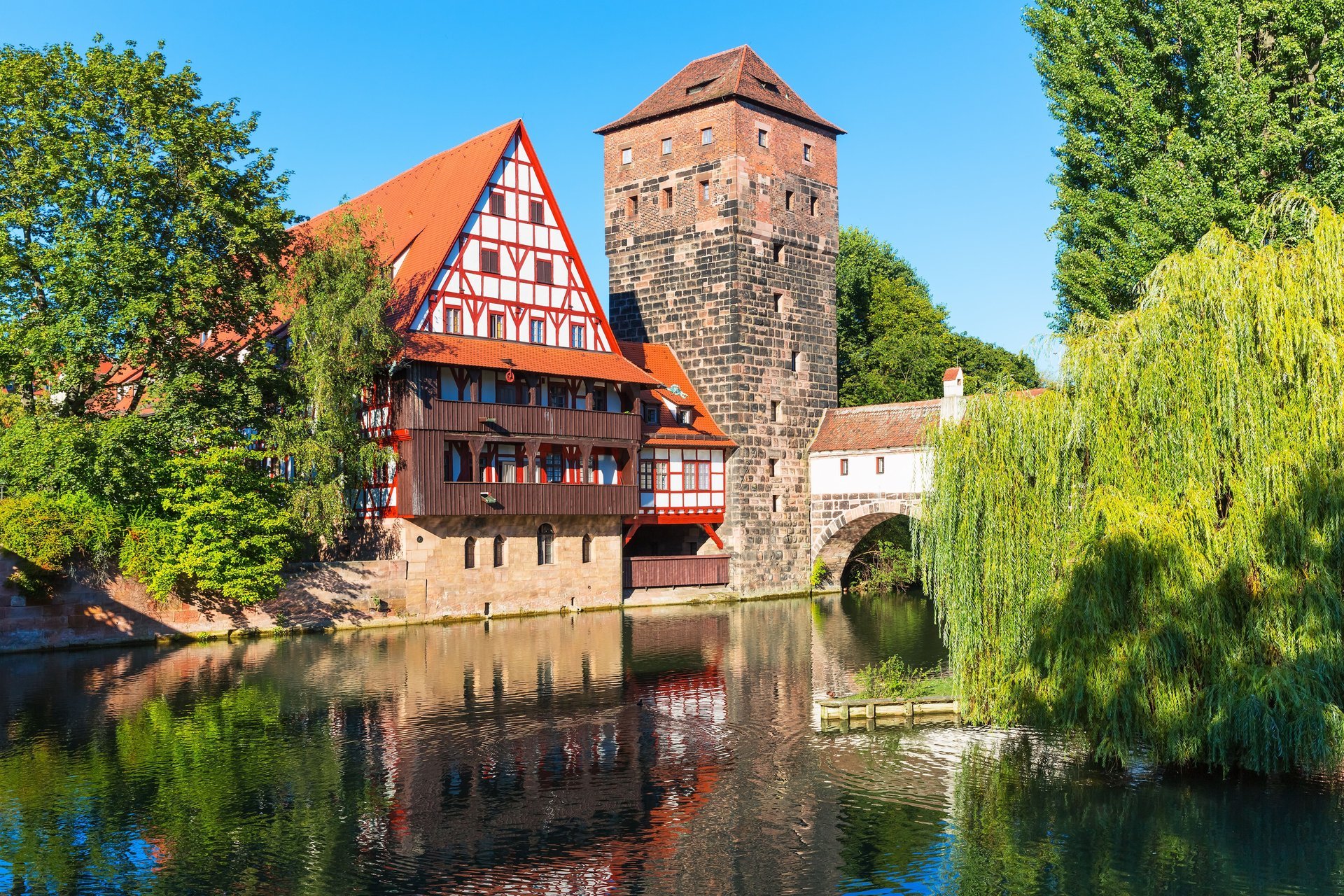 nuremberg bavière allemagne pont du bourreau henkersteg rivière pegnitz pont bâtiments promenade