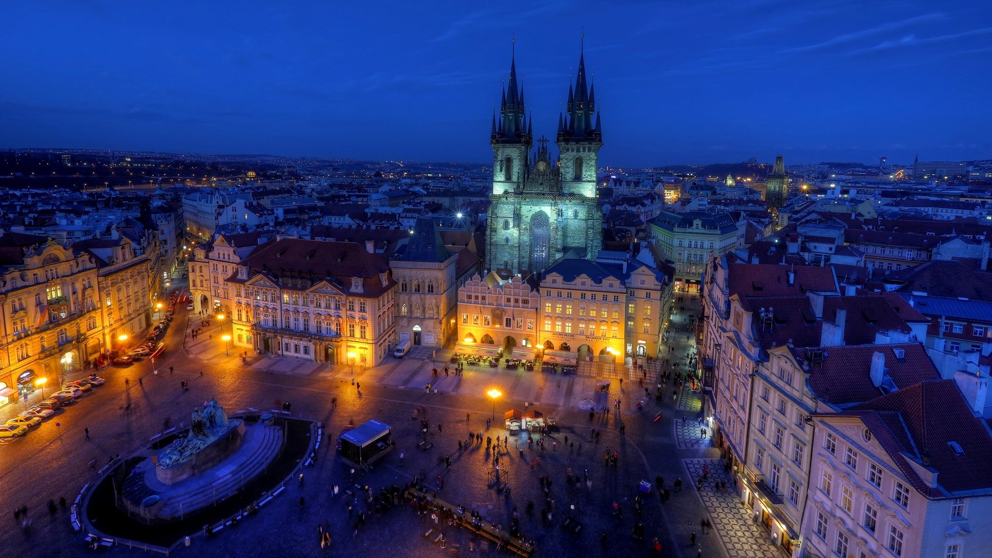 prag tschechische republik tschechisch česká republika tschechische republik stadt staré město alter ort staroměstské náměstí altstädter ring týnský chrám tyn-tempel abend gebäude dächer straßen straßen architektur menschen licht laternen