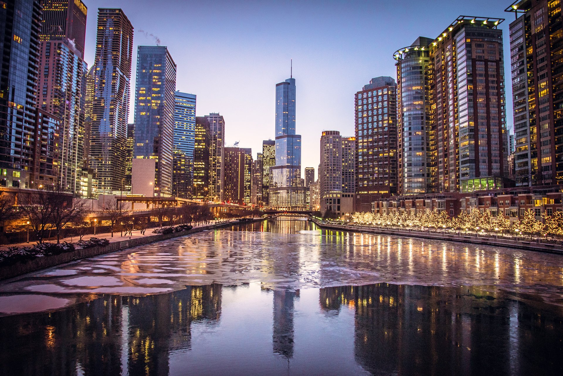 chicago illinois miasto rzeka drapacze chmur wieczór lód zima światła