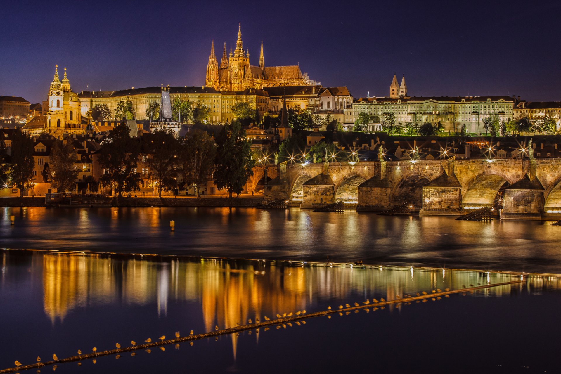 praga repubblica ceca ponte carlo moldava fiume moldava città notturna