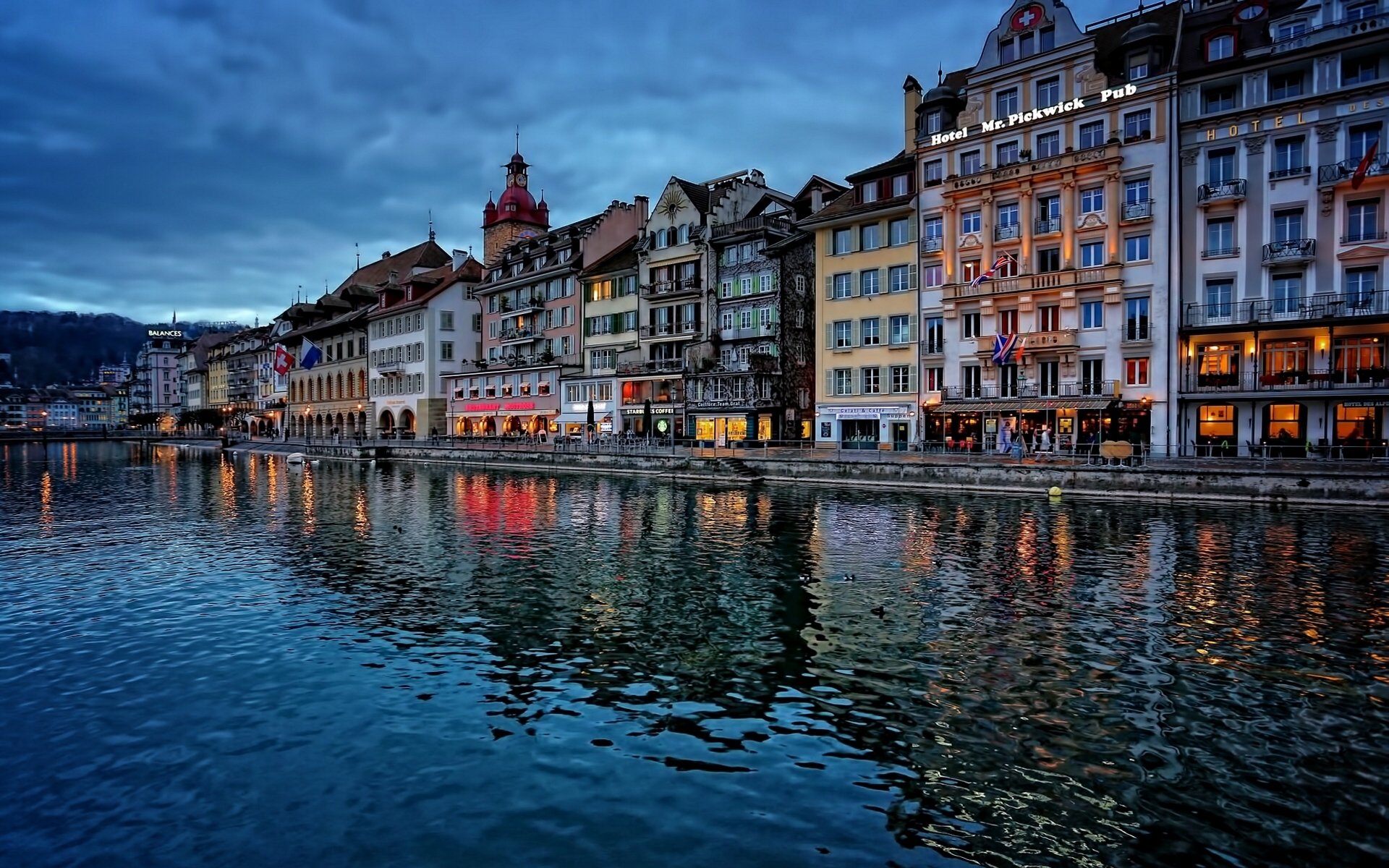 lucerne suisse rivière reiss lucerne rivière reuss remblai bâtiments