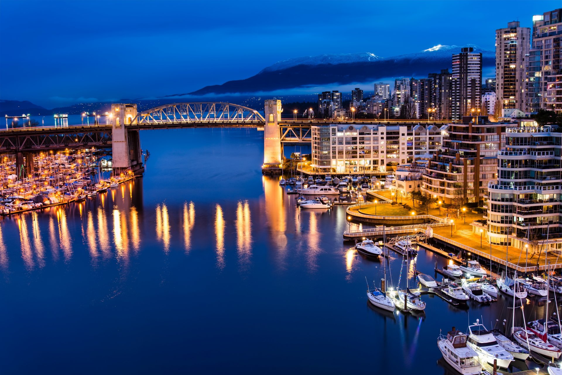 kanada vancouver stadt nacht abend zuhause berge wald hafen anlegestelle yachten boote brücke