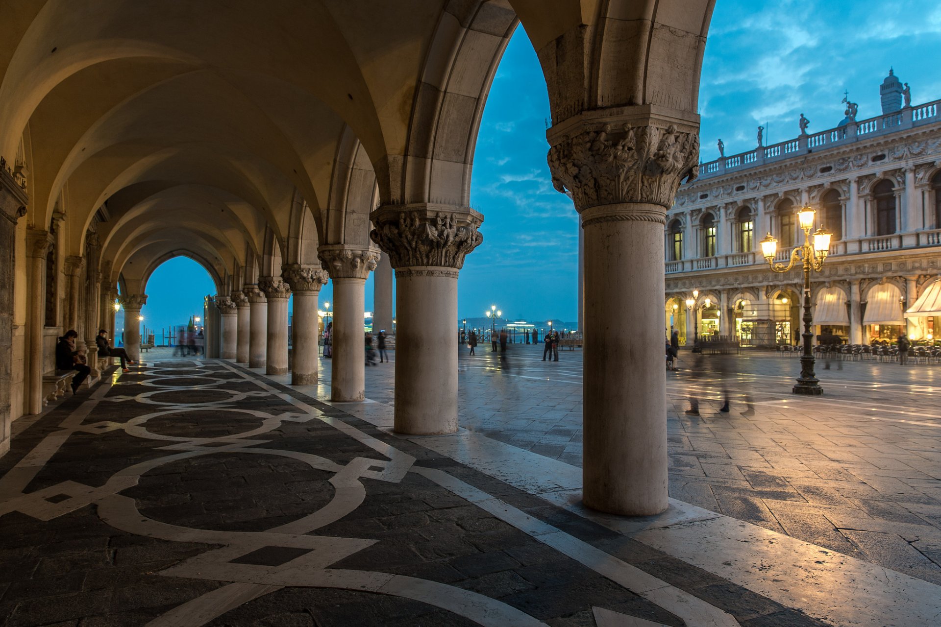 venezia italia palazzo ducale piazzetta cielo nuvole sera luci lanterna