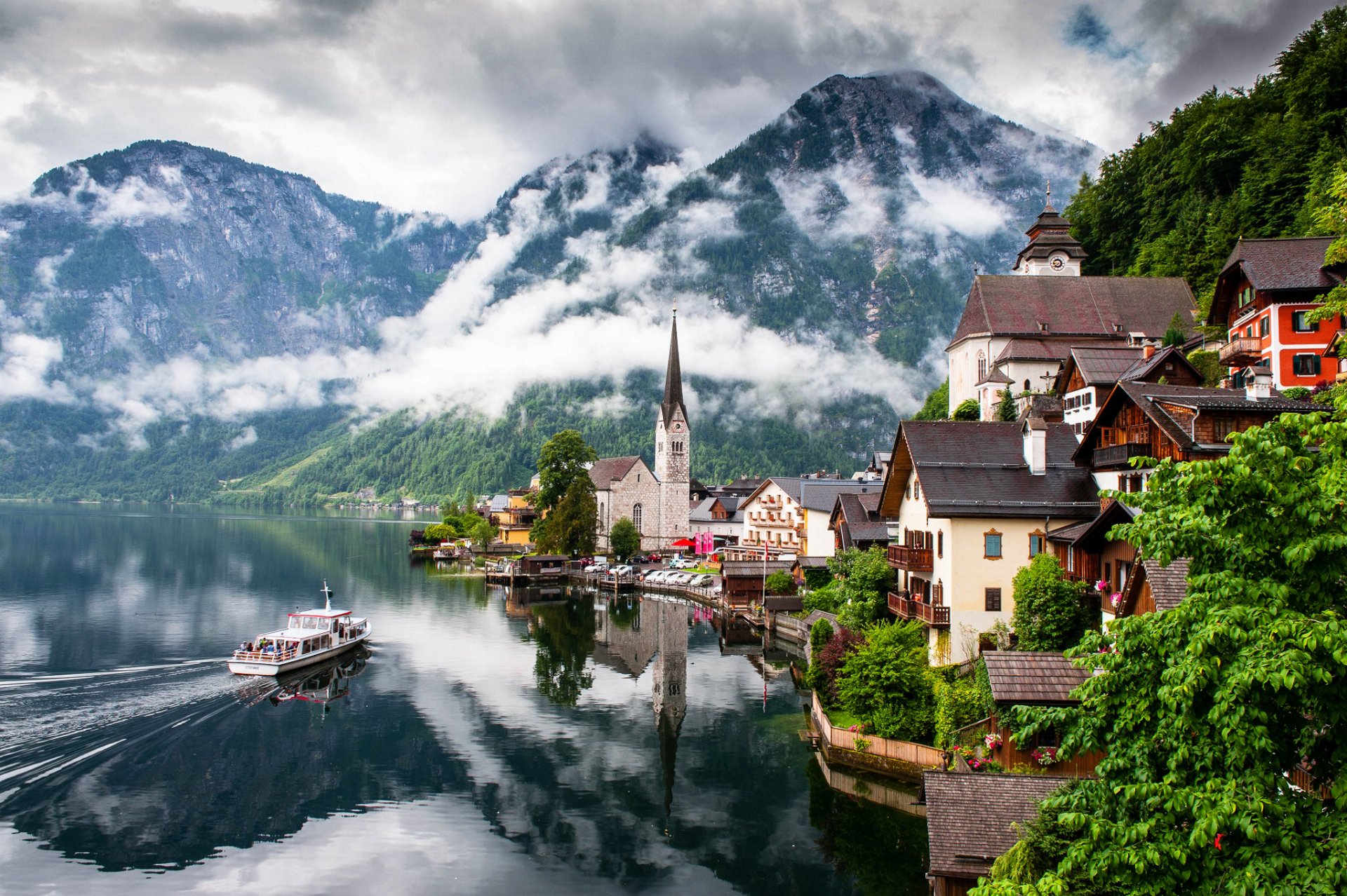 hallstatt austria salzkammergut miasto jezioro góry chmury domy kościół przyroda