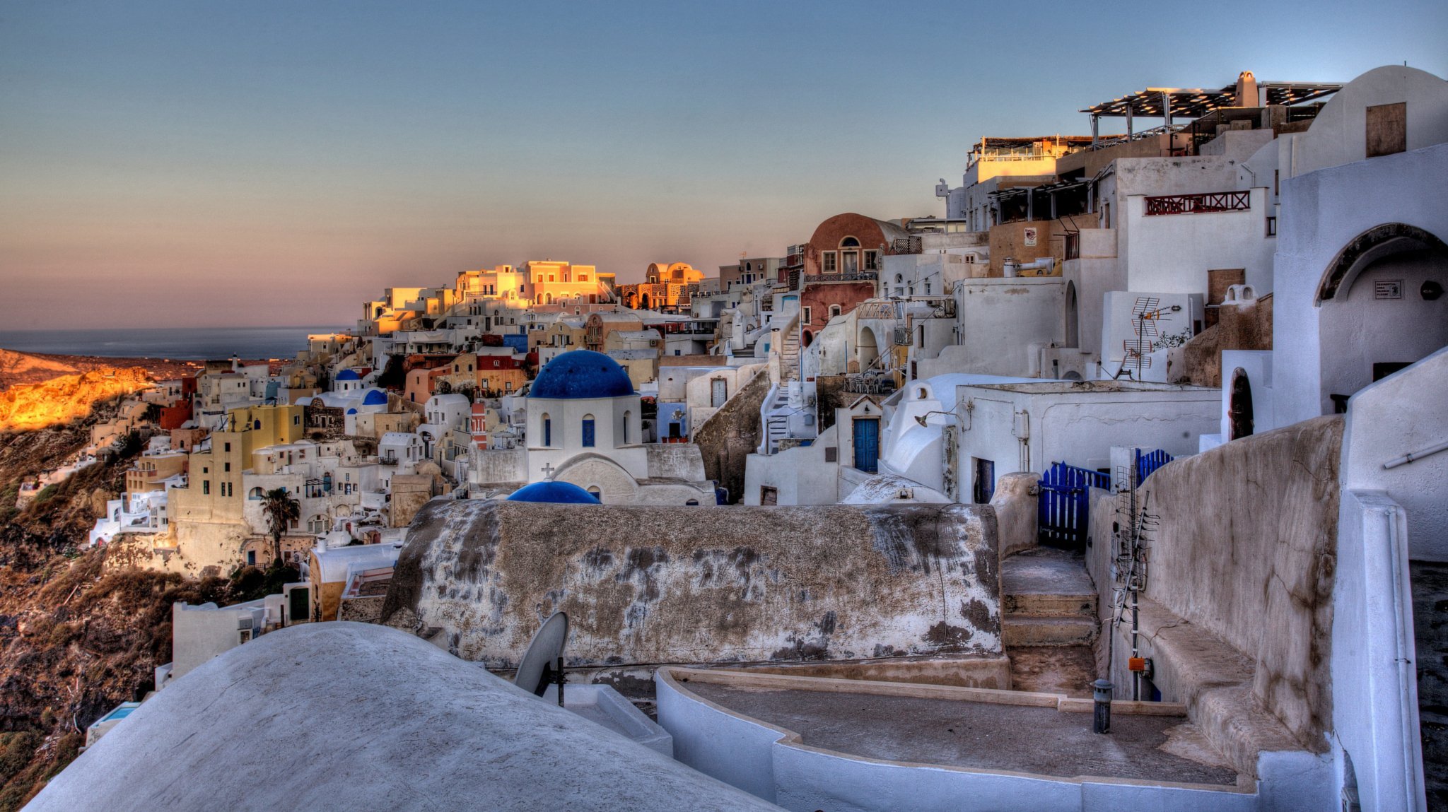 santorini oia grecia mar egeo città pietre natura case chiesa cupole edifici mattina sole alba