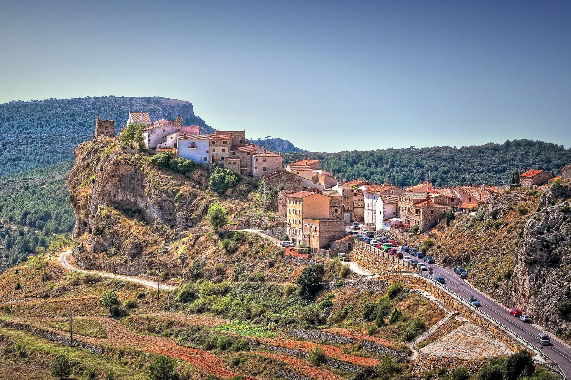 castellón de la plana spanien straße straße häuser autos felsen terrassen bäume himmel