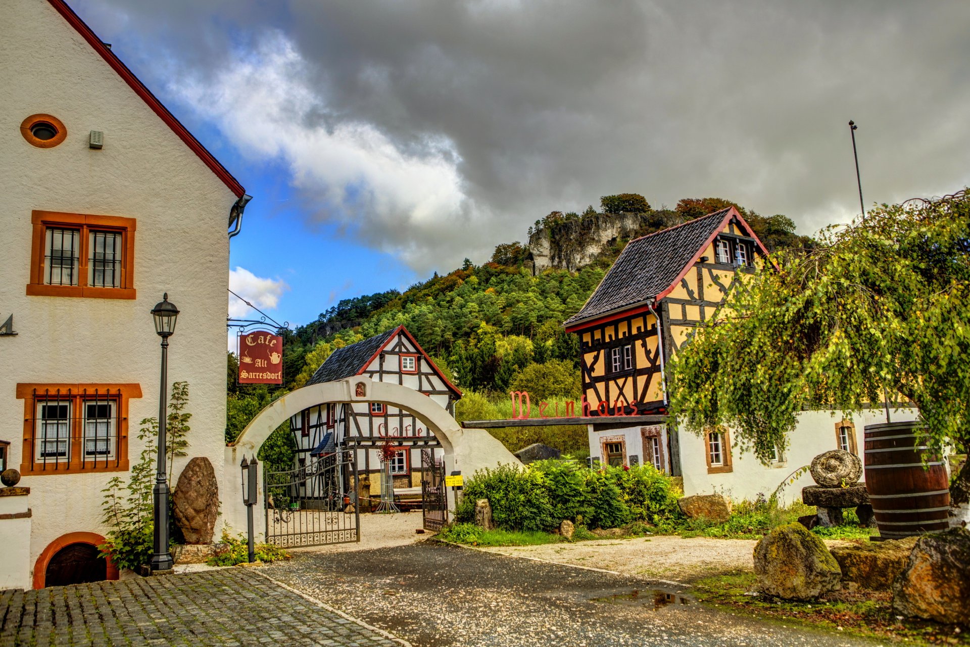 deutschland gerolstein stadt straße häuser cafés zaun tor himmel wolken