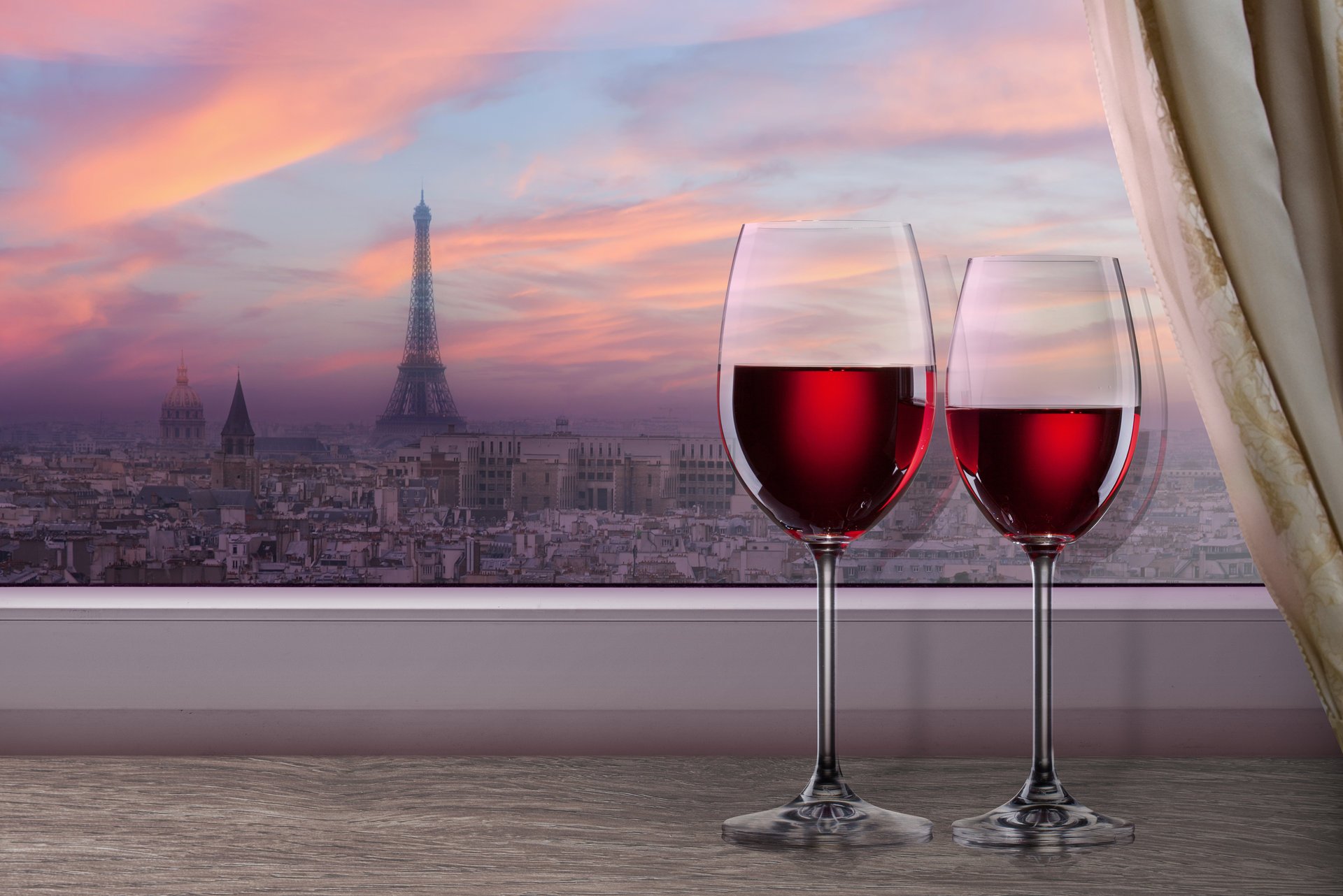 fenêtre ville paris tour eiffel seuil vin rouge verres à vin rideau soirée