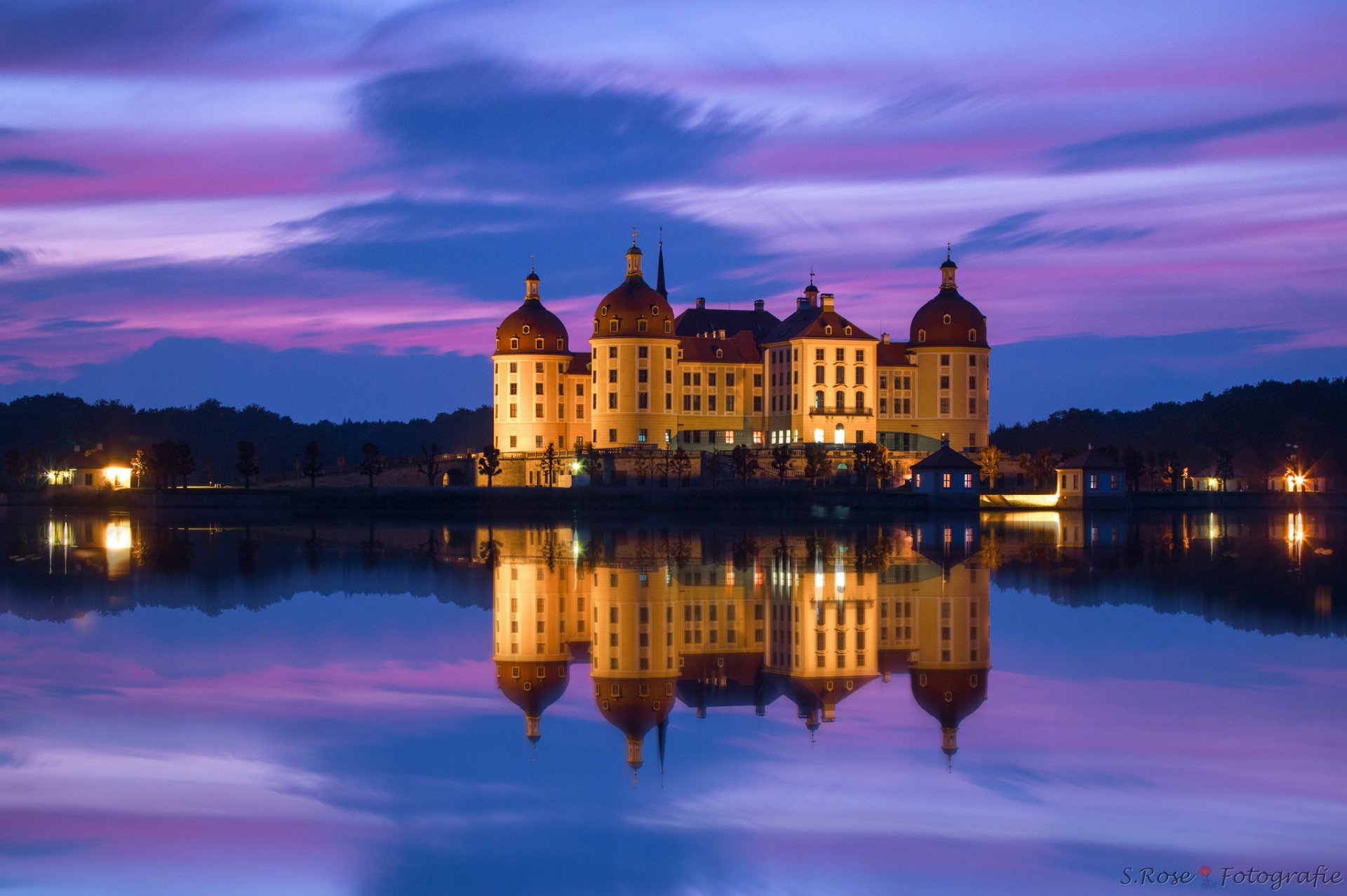 germania sassonia moritzburg castello notte blu viola cielo nuvole luci retroilluminazione luce acqua riflessione