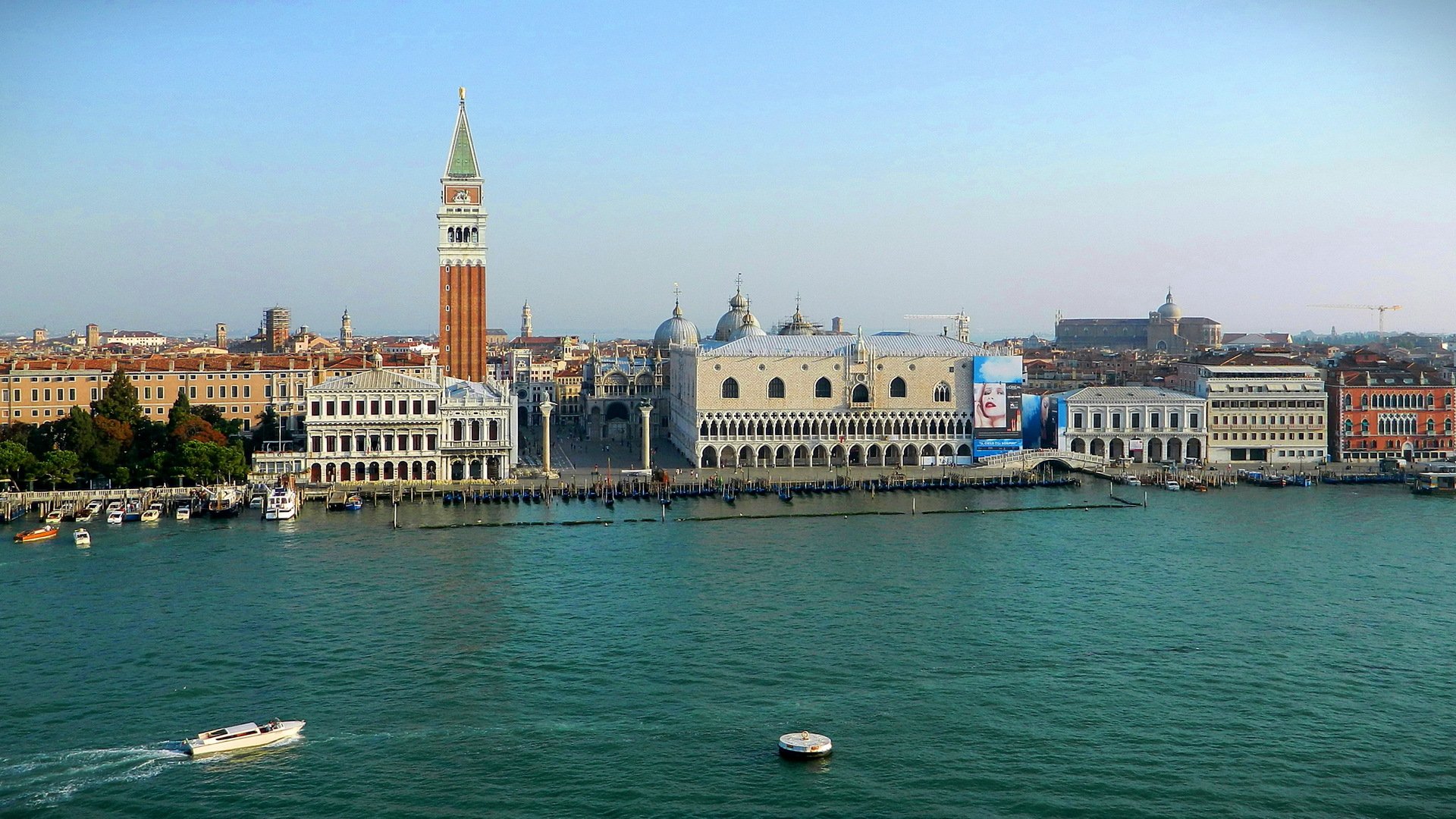 italia venecia ciudad casas muelle barcos foto