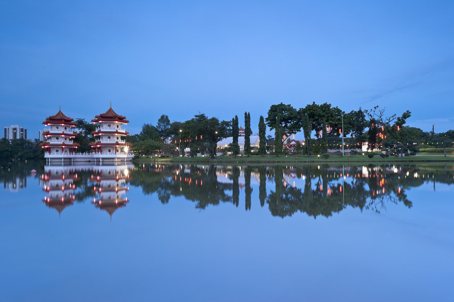 singapore giardino cinese città-stato architettura alberi lago sera blu cielo riflessione