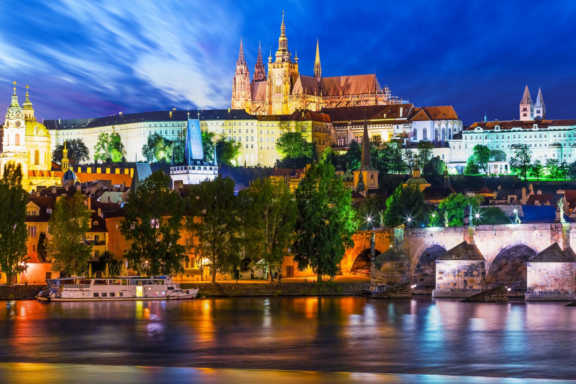 praga república checa puente de carlos moldava río moldava ciudad nocturna barco paseo marítimo