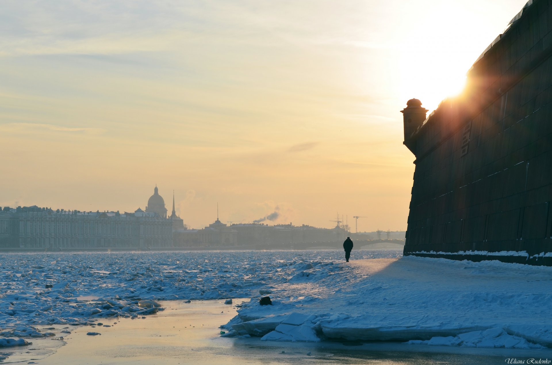 stadt st. petersburg peter winter einsamkeit mensch mauer festung peter-und-paul-festung sonne sonnenuntergang frost fluss newa schnee