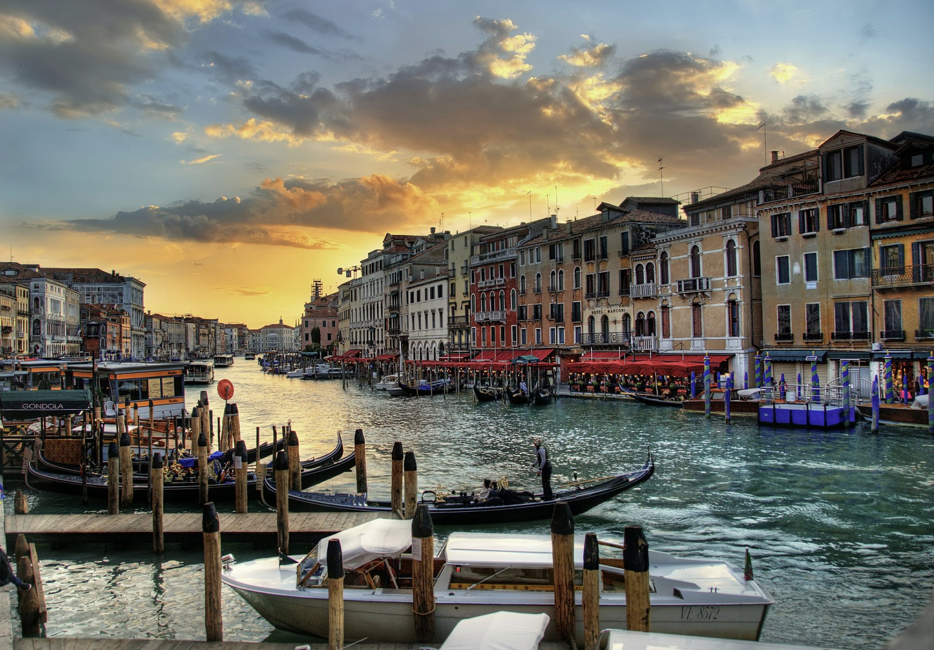 italia venecia casas canal barcos noche