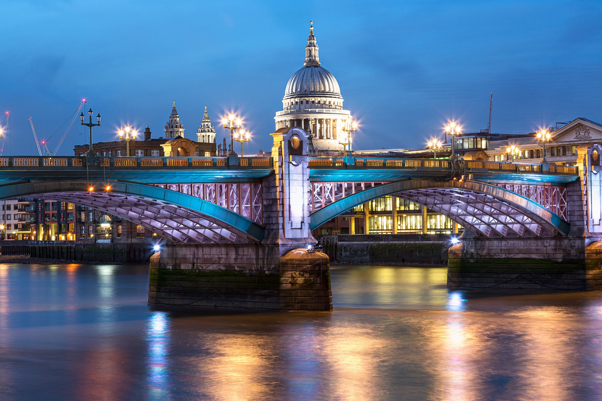 blackfriars bridge st. paul s cathedral london stadt hauptstadt england großbritannien hauptstadt abend hintergrundbeleuchtung lichter beleuchtung laternen häuser gebäude fluss thames themse wasser reflexion blau himmel