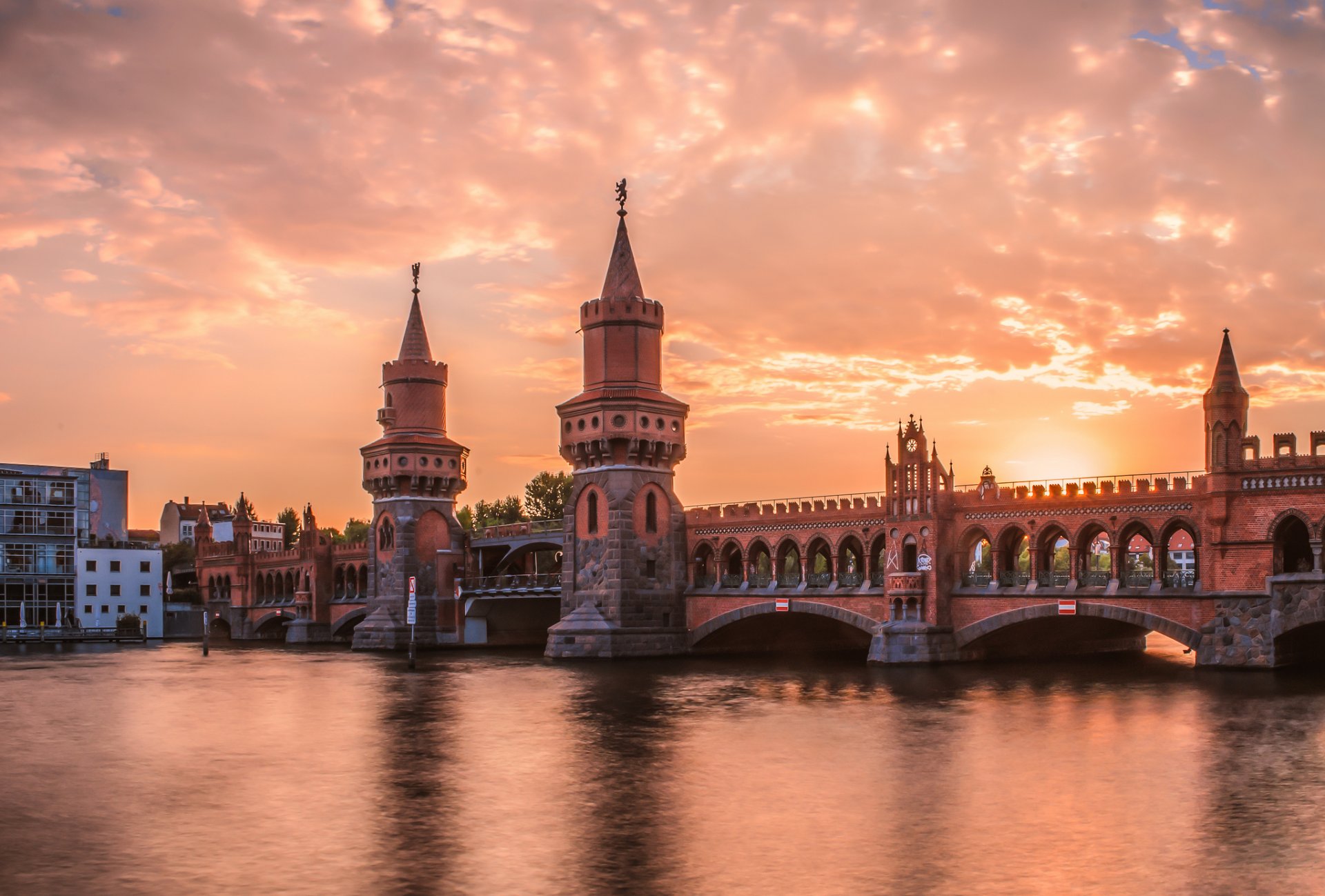 berlino oberbaumbrücke fiume ponte sera tramonto