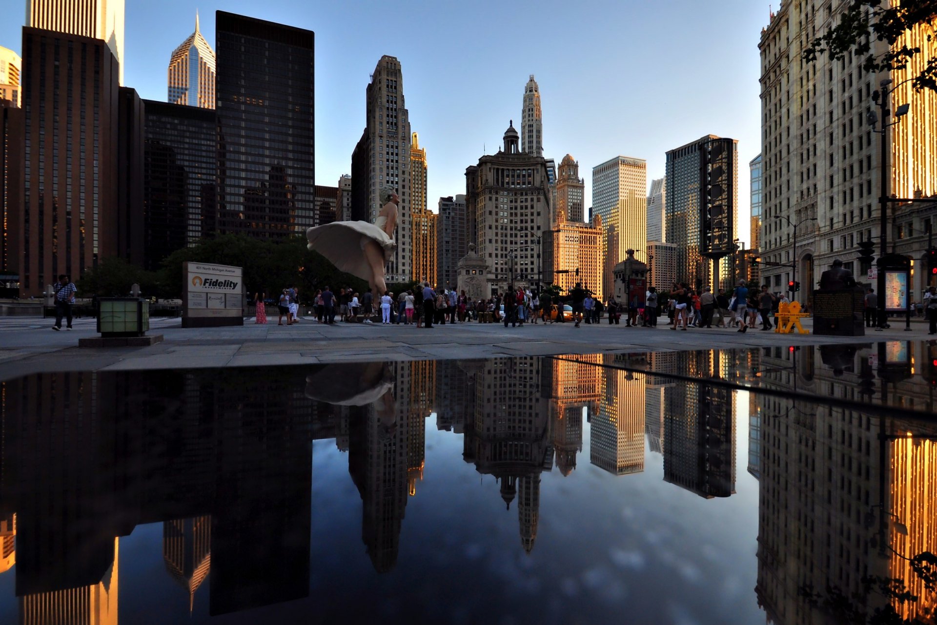 chicago illinois stadt fluss wolkenkratzer abend reflexion lichter menschen merlin monroe