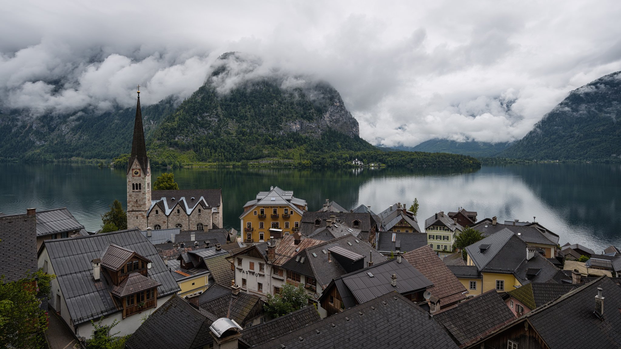 austria hallstatt domy góry las jezioro brzeg chmury