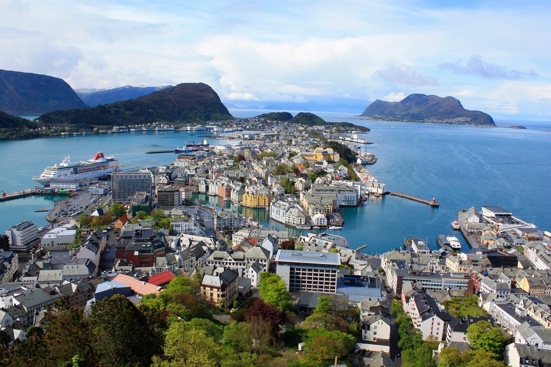 alesund norwegen himmel meer berge häuser hafen landschaft insel bäume