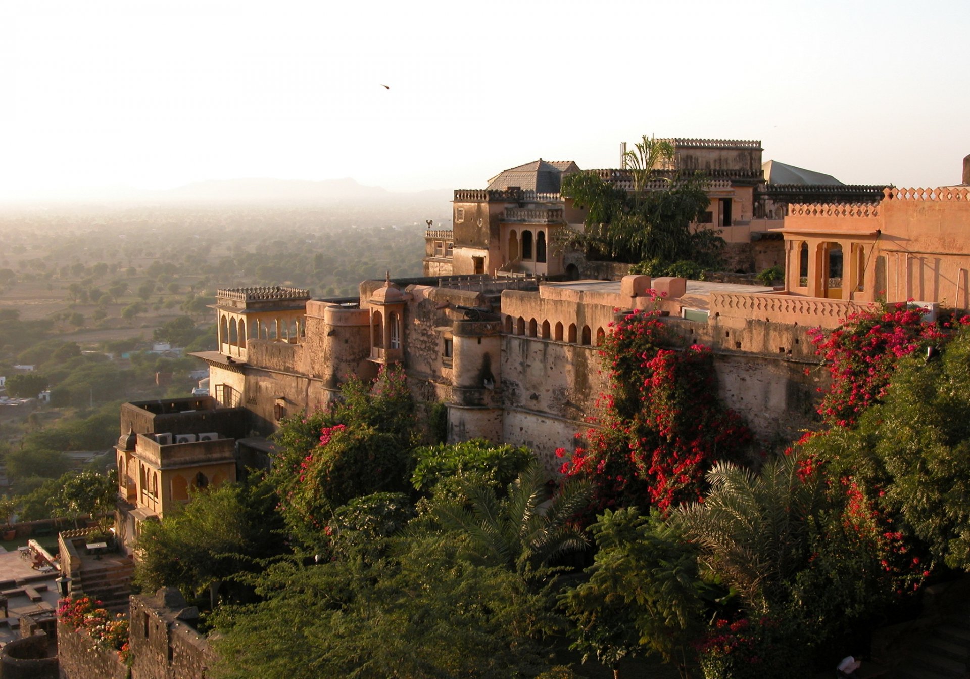 inde neemrana fort palais nemrana architecture montagne jardin arbres