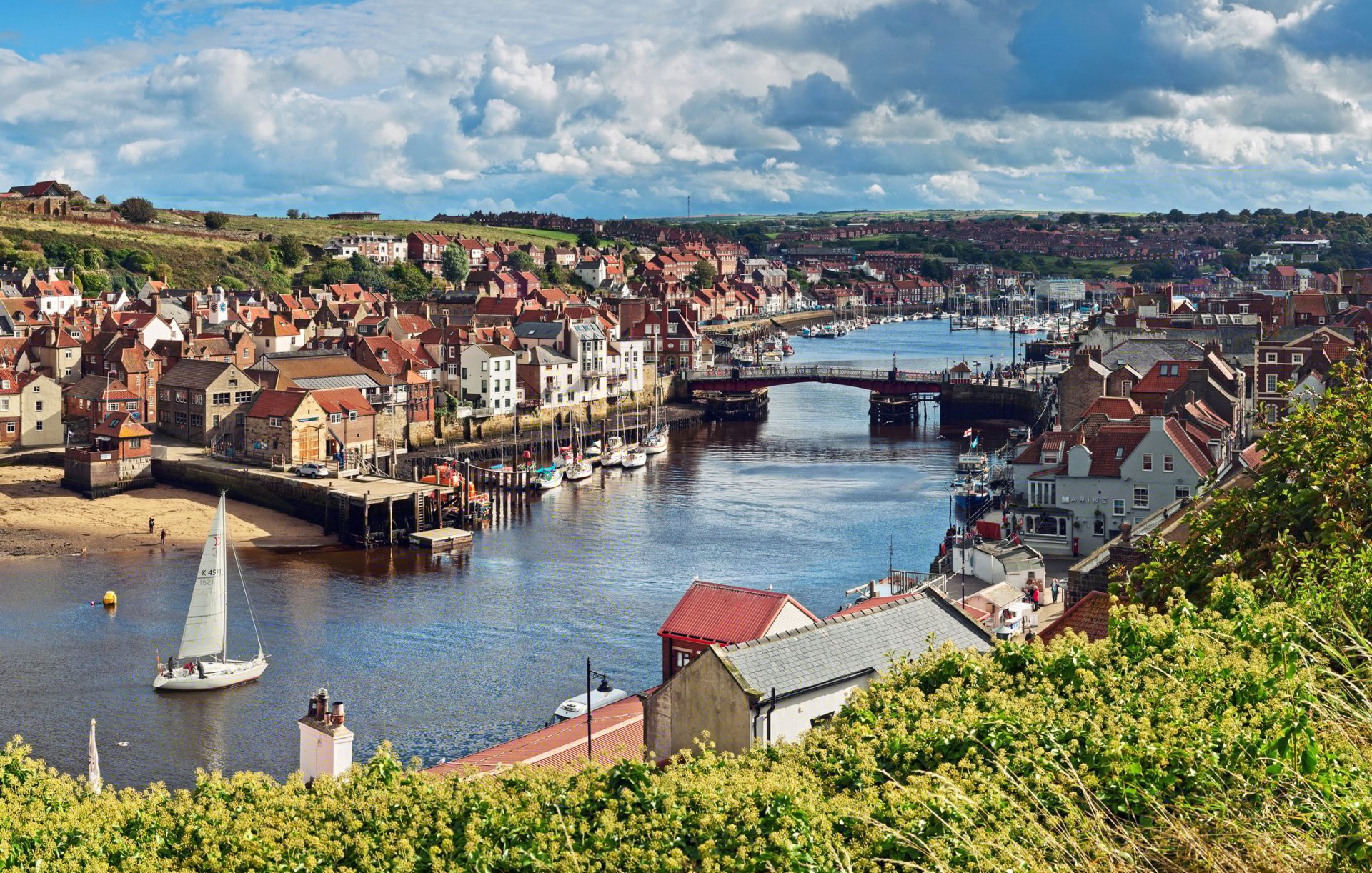 yorkshire du nord angleterre rivière pont bateau maisons ciel nuages arbres paysage voile