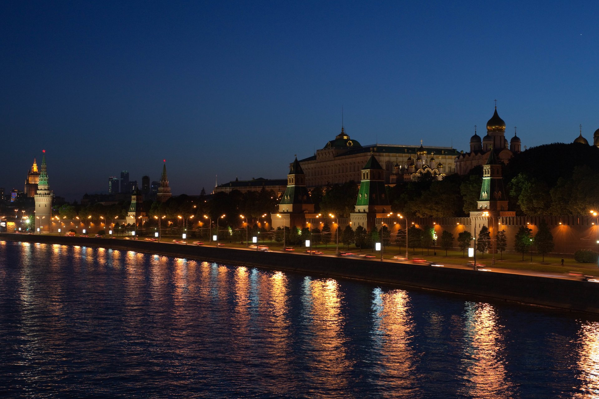 noc miasto rzeka promenada lampy światła kreml