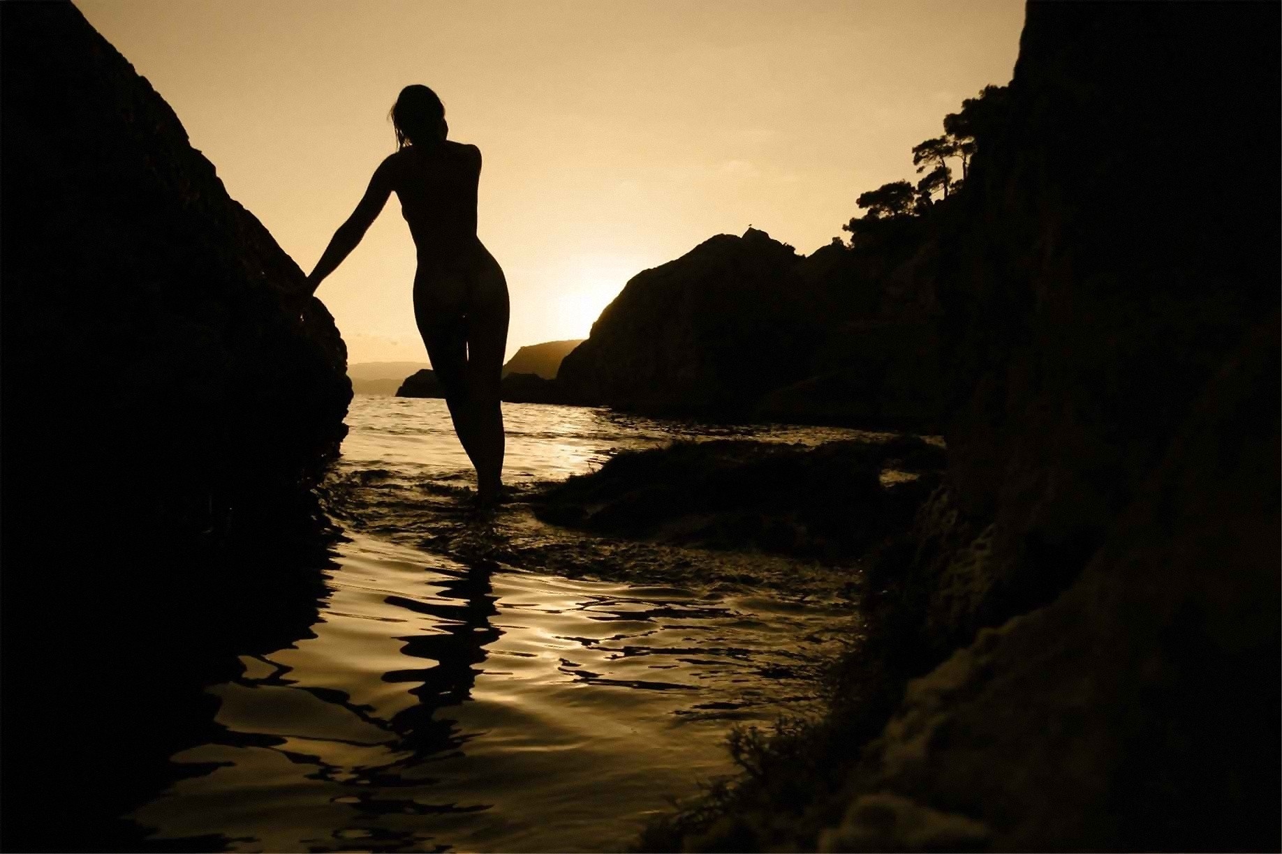 coucher de soleil plage fille mer silhouette