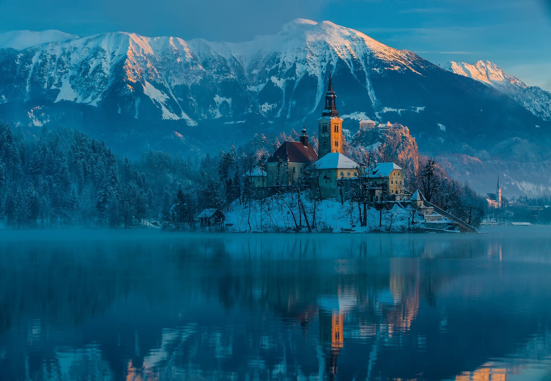 slovénie ville de bled lac bled montagnes alpes juliennes hiver janvier matin