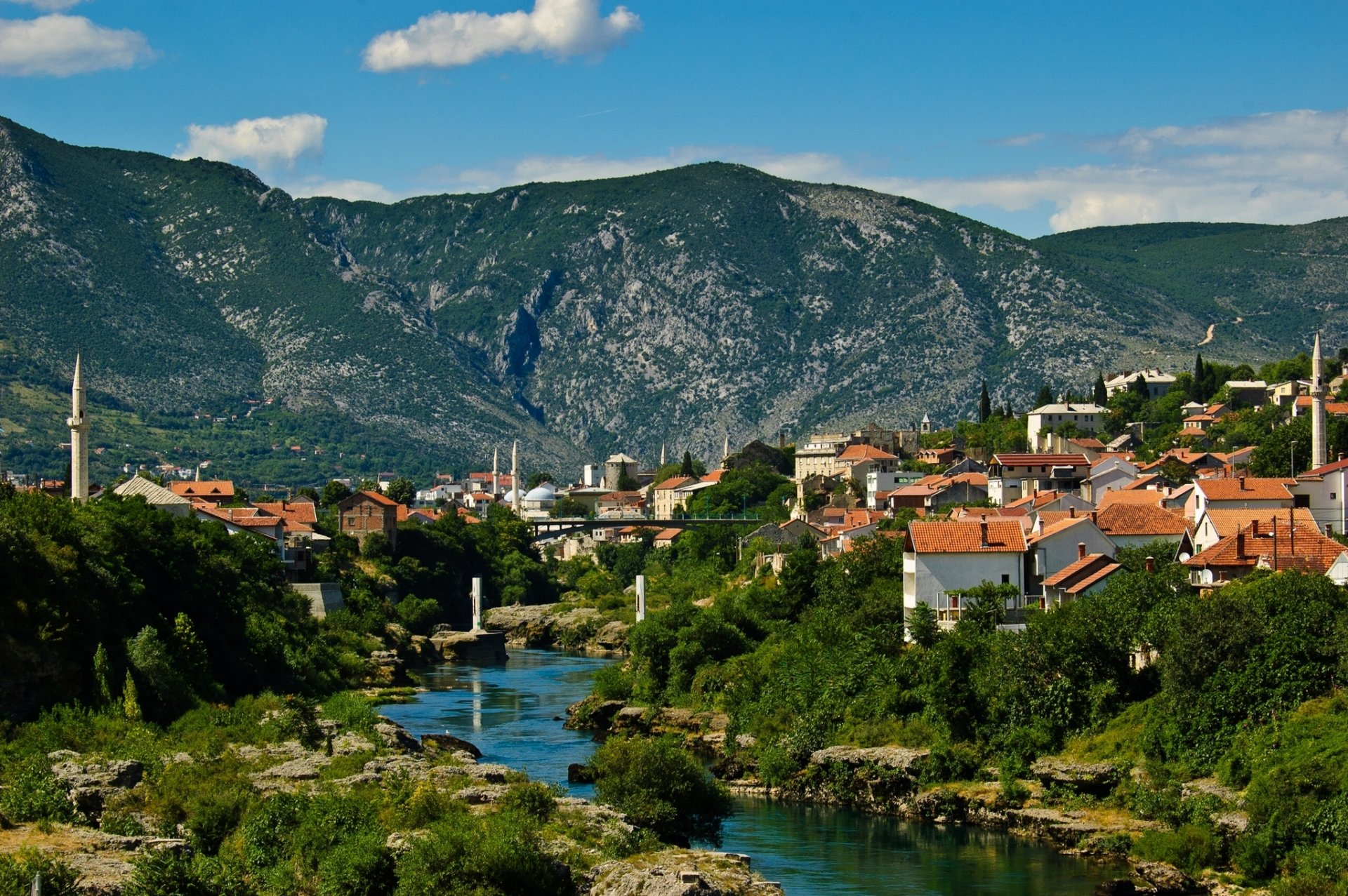 mostar bosnien und herzegowina fluss neretva fluss neretva berge gebäude landschaft