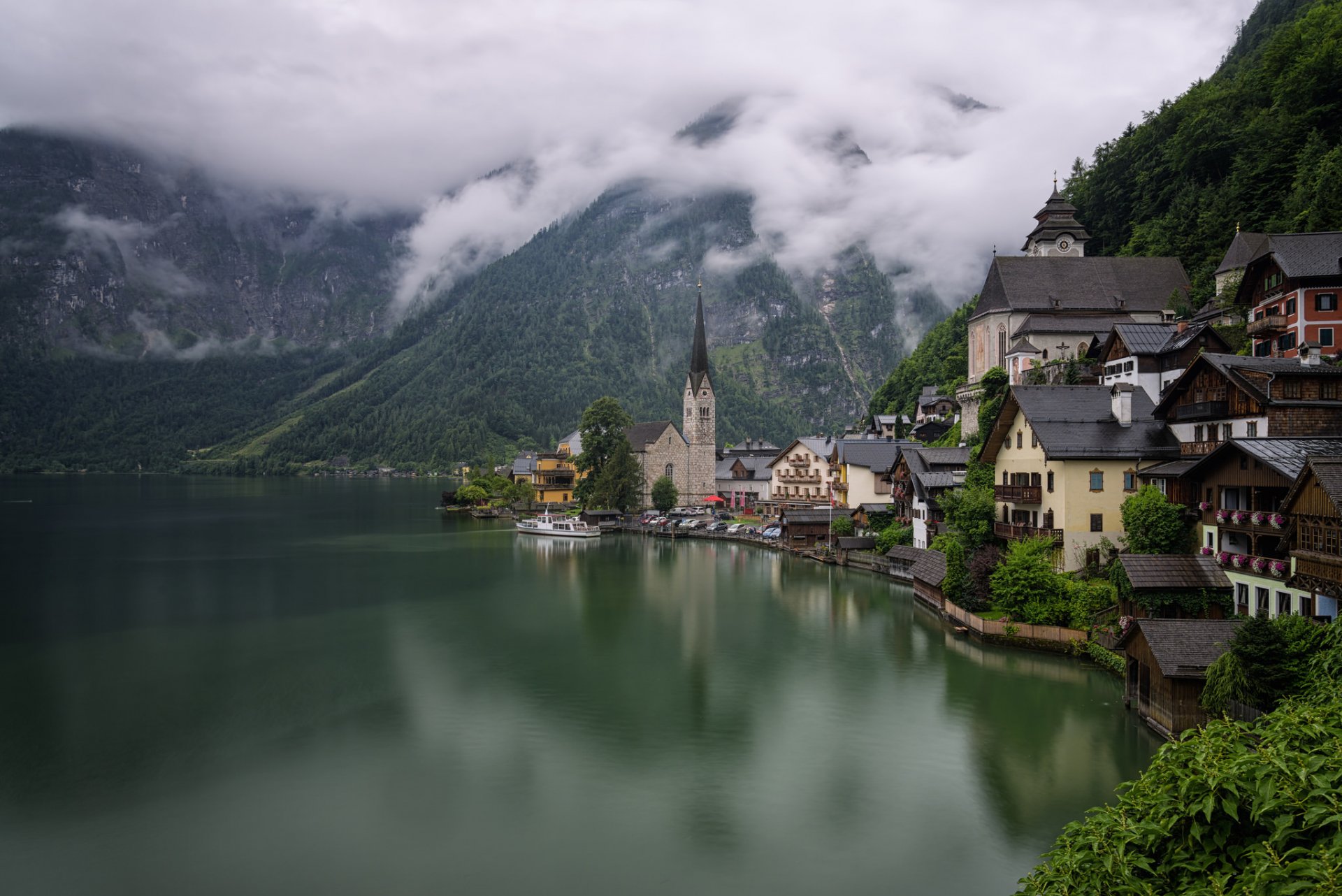 austria hallstatt domy góry las jezioro brzeg