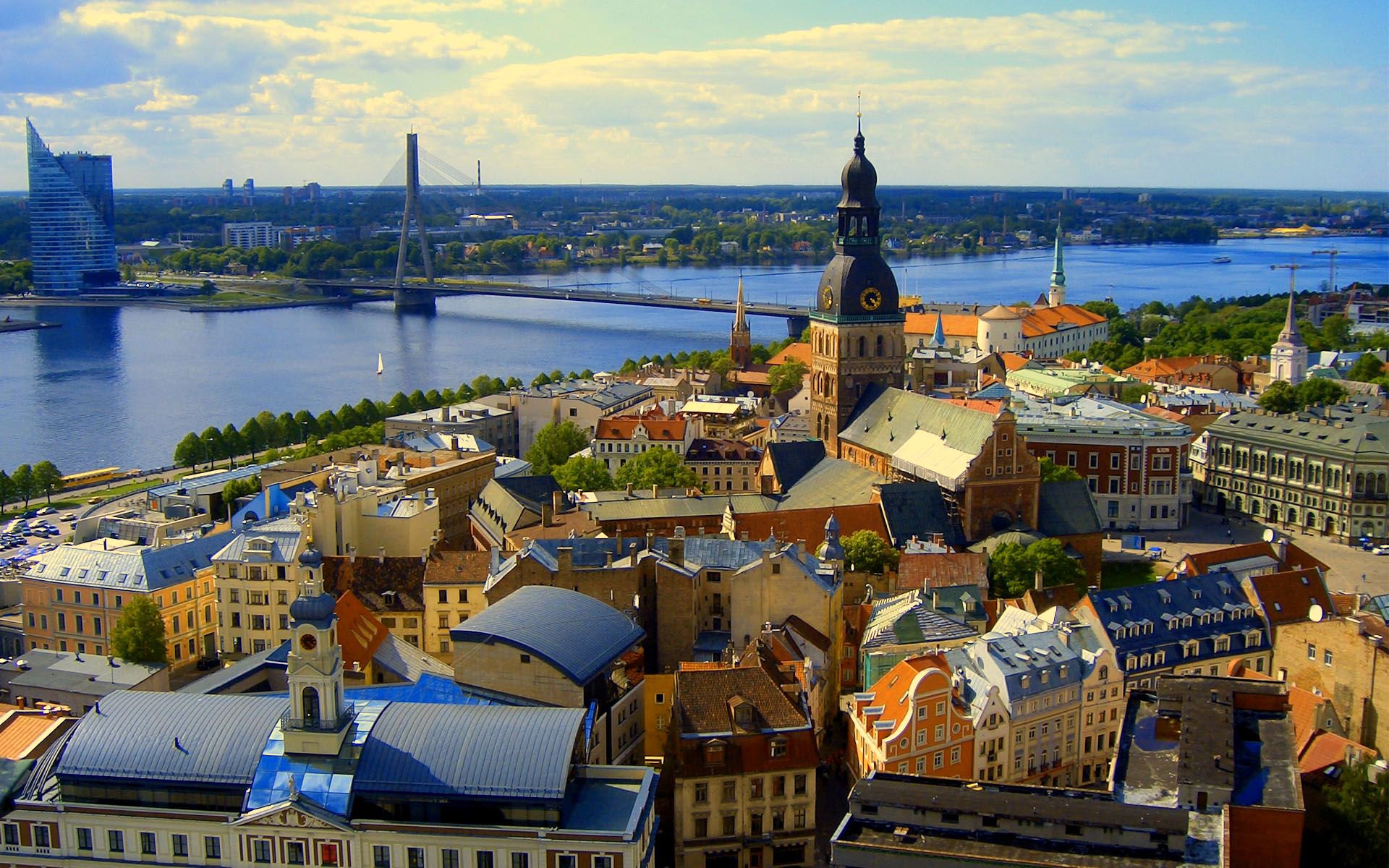 riga lettland himmel häuser fluss brücke panorama