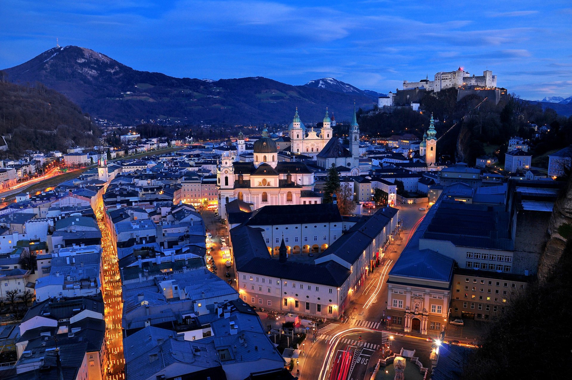 salzburg miasto österreich austria wieczór domy budynki dachy drogi ulice światła