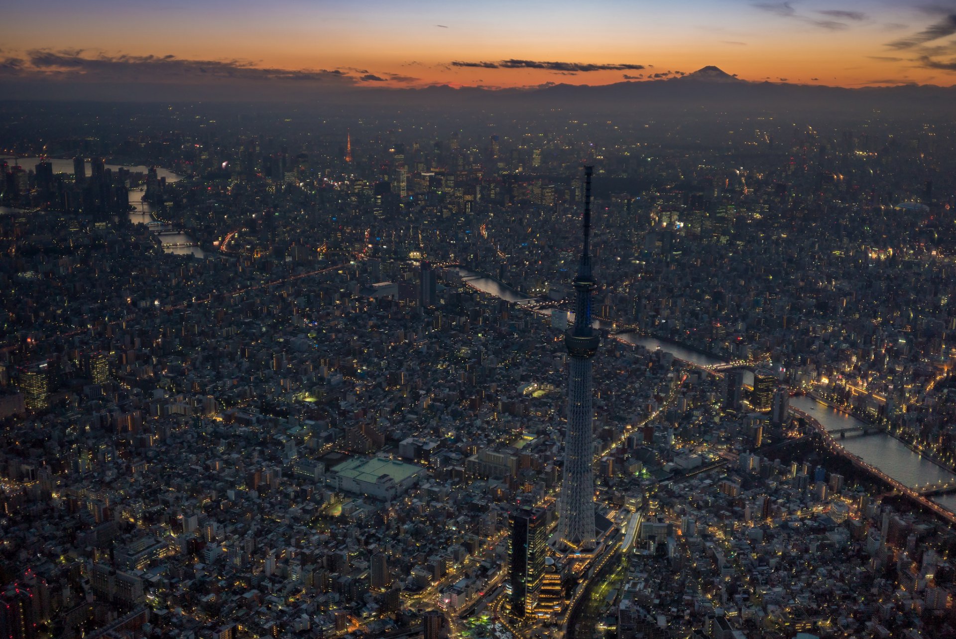 tokyo skytree fiume sumida torre e montagna di tokyo città notte