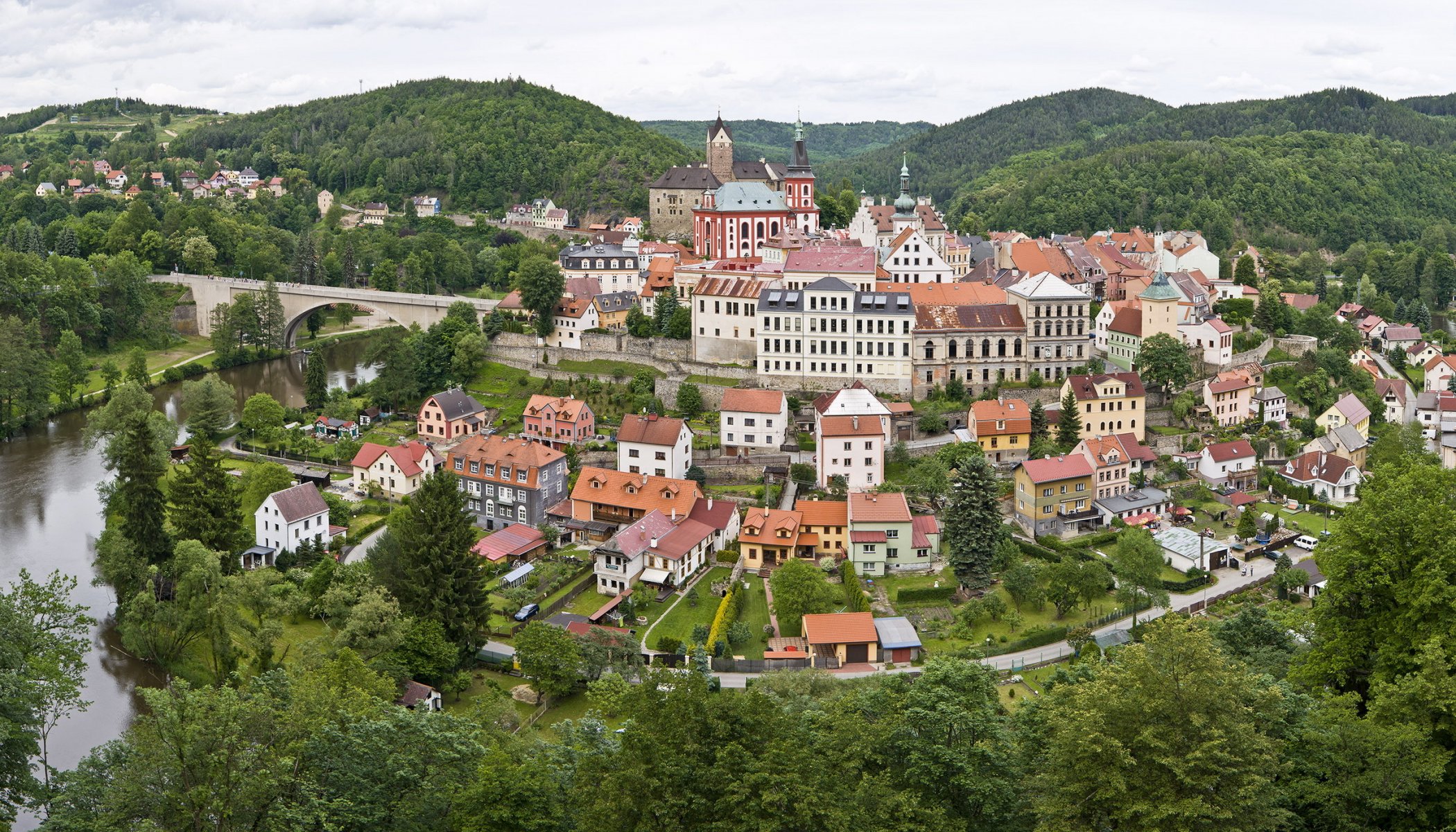 czechy republika miasto karlowe wary czechy karlovi vari rzeka natura góry drzewa las domy architektura