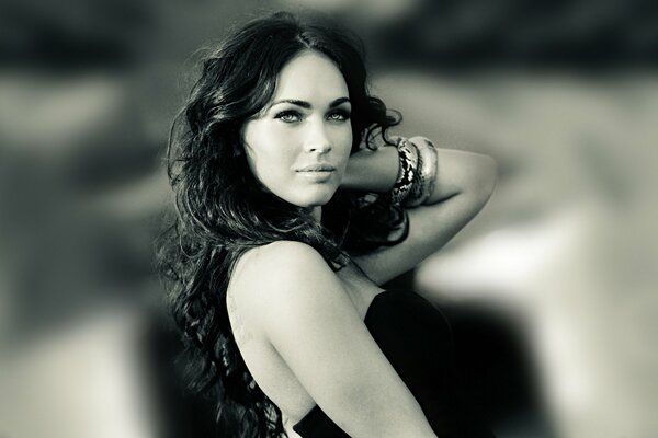 Megan Fox actriz morena en blanco y negro foto