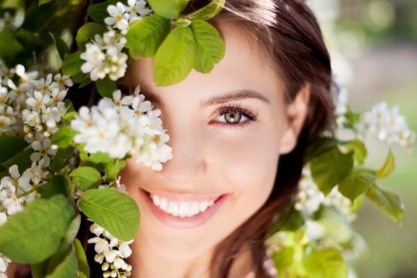 Chica con una hermosa sonrisa blanca como la nieve