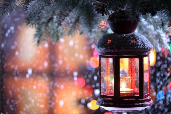 Belle lampe de poche. Première neige