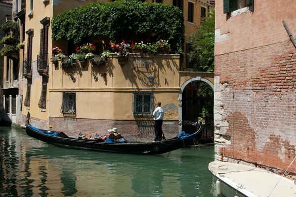 Una góndola navega por un canal en Venecia