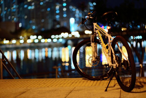 Bicicleta solitaria en el paseo marítimo por la noche