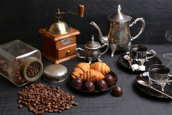 Tea Party. Caffè con croissant e caramelle