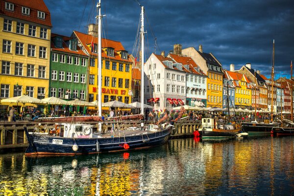 Paseo marítimo de Copenhague en las luces de la noche