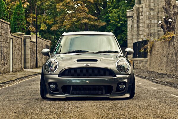 Mini cooper clubman на улице города