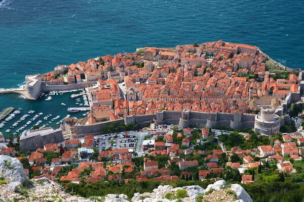 Вид на красивейшее Адриатическое море в Хорватии. Побережье Хорватии