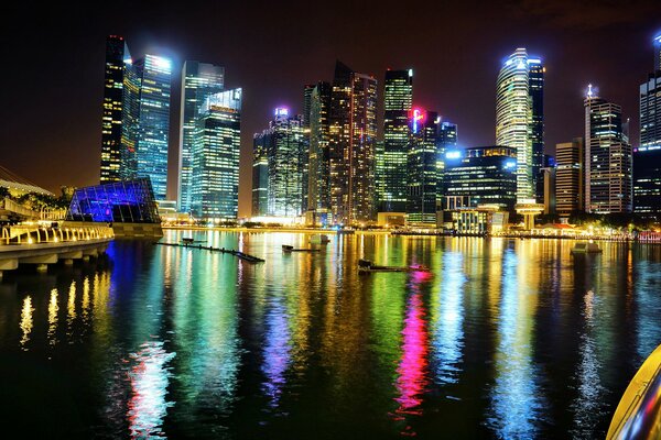 Singapur-Nachtlichter mit hellen Farben von Hochhäusern